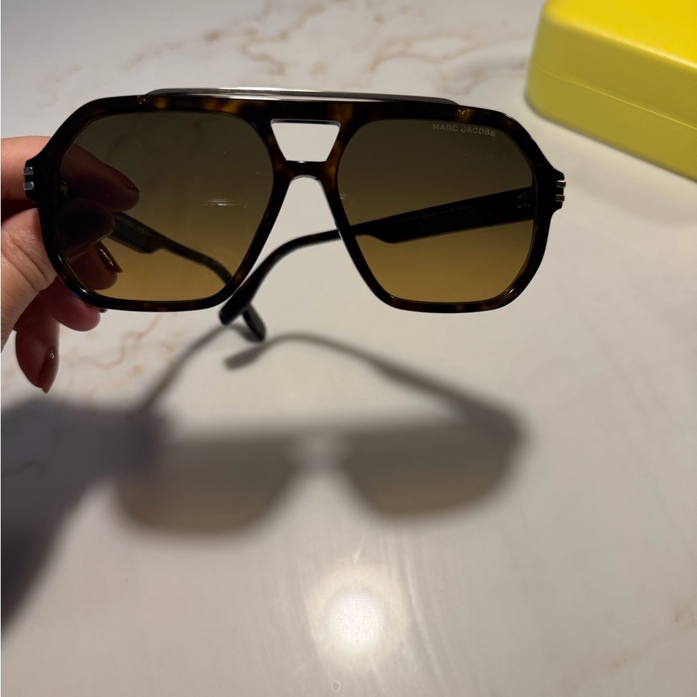 Marc Jacob’s Stylish Tortoiseshell Sunglasses Wit… - image 2